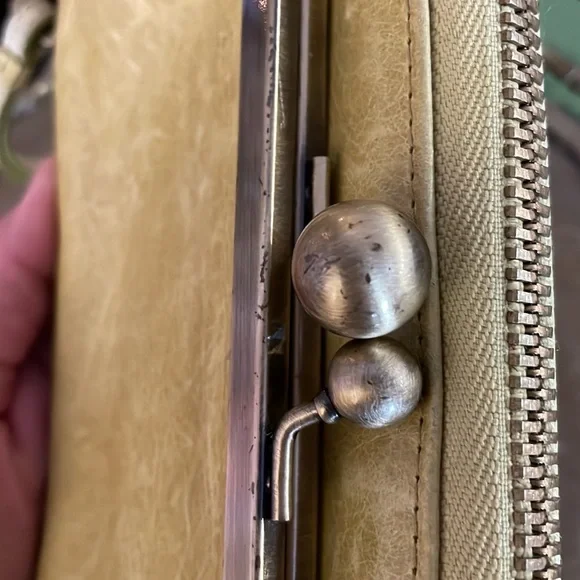 Hobo Wallet Billfold Kiss lock Citron - Picture 8 of 13